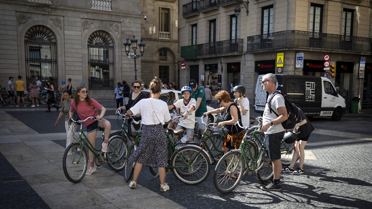 Un grup de turistes amb bicicleta aquest estiu a Barcelona - Hugo Fernández 