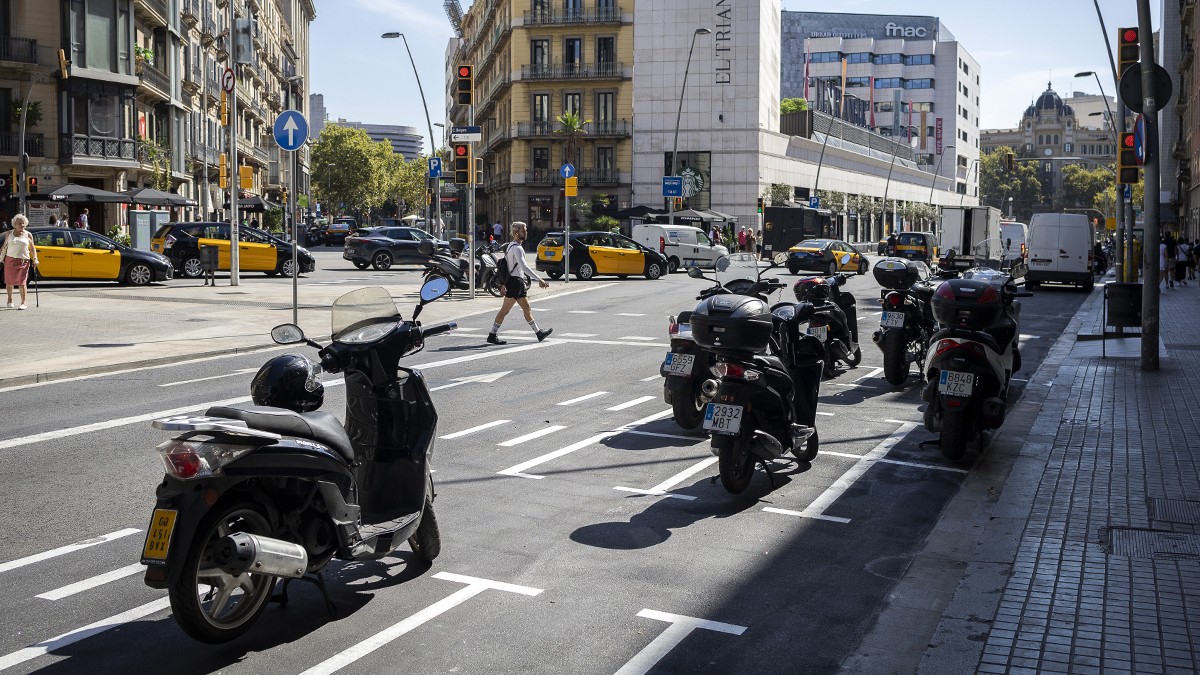 S'entreobre la porta perquè les motos puguin circular pels carrils bus a Barcelona