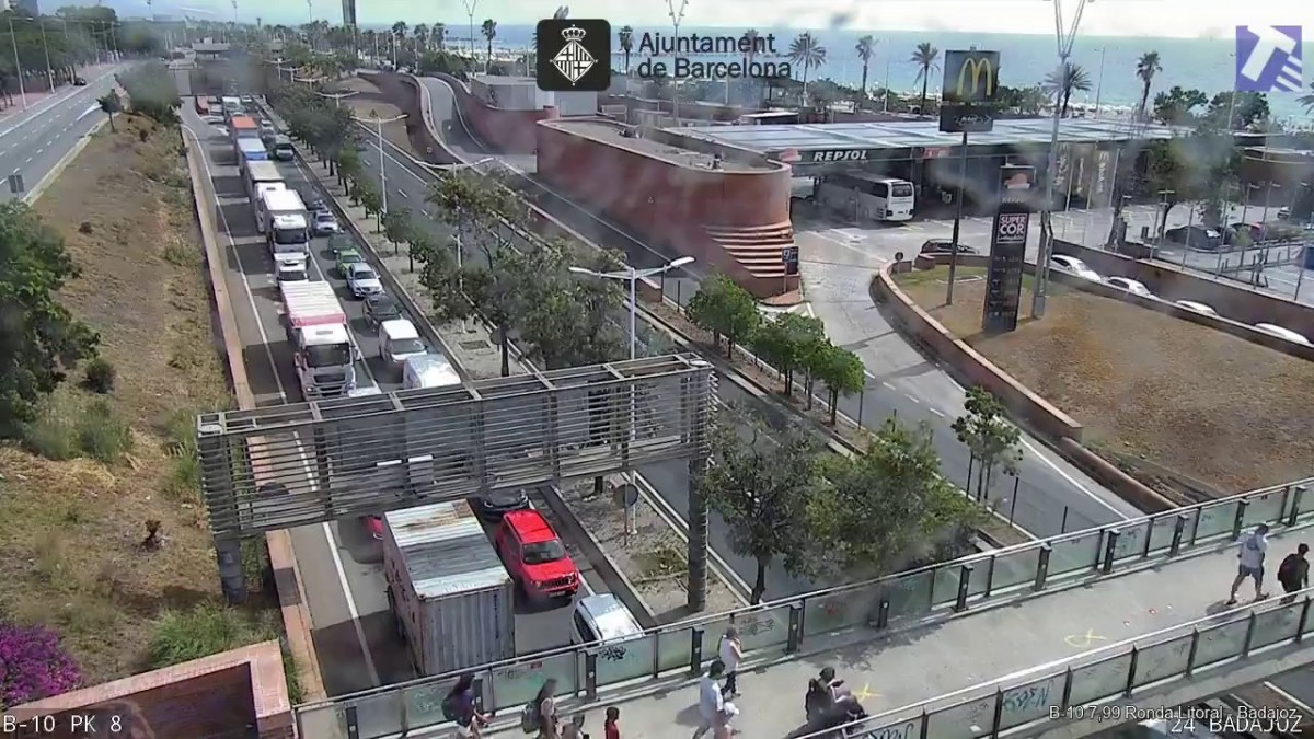 Un camió accidentat en un túnel obliga a tallar la ronda litoral de Barcelona durant hores