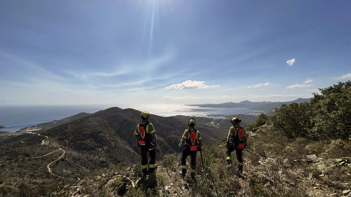 Els Bombers repassen el perímetre de l'incendi a Portbou - Bombers de la Generalitat