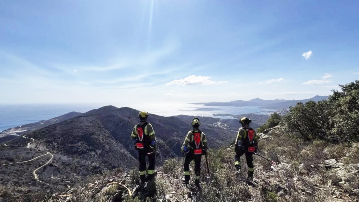 Els Bombers repassen el perímetre de l'incendi a Portbou - Bombers de la Generalitat