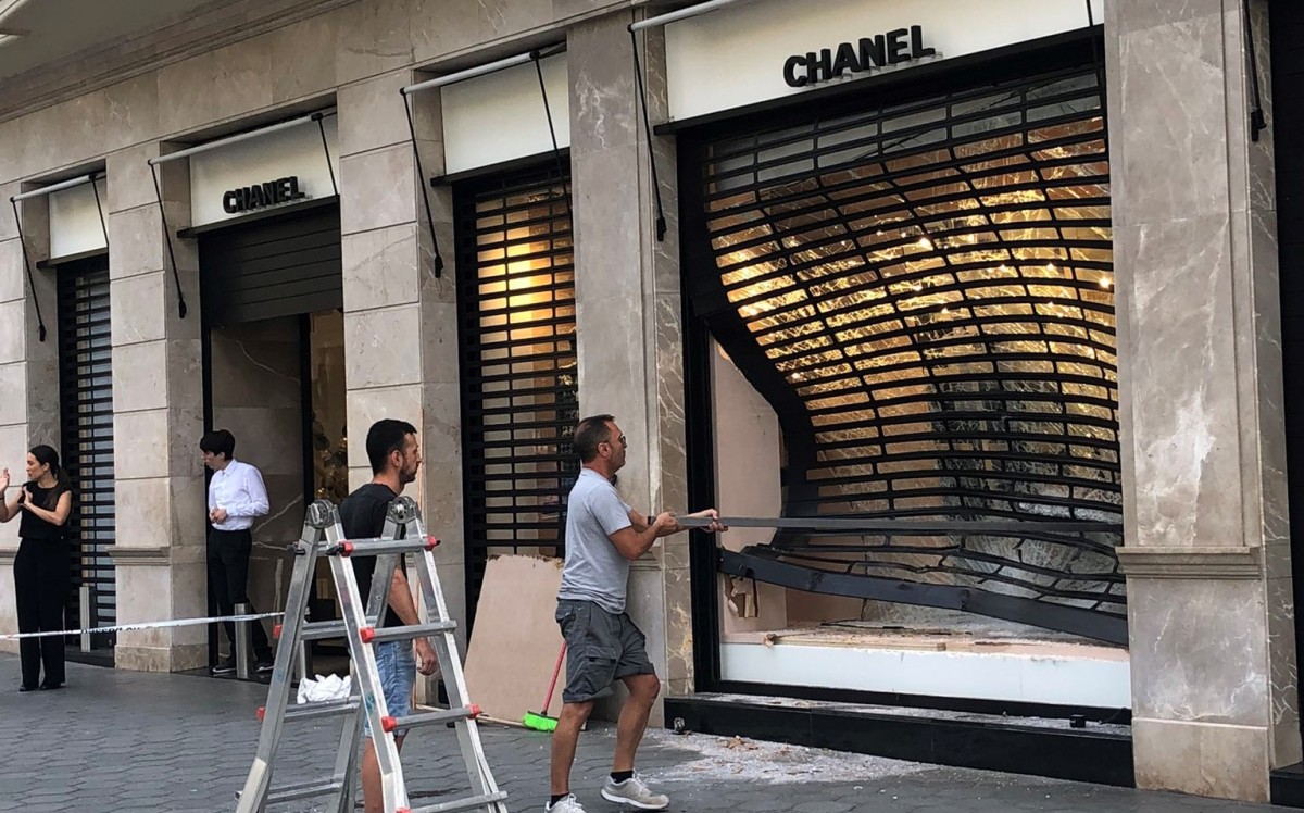 Intenten robar amb el mètode de l'encastament la botiga de Chanel a Barcelona
