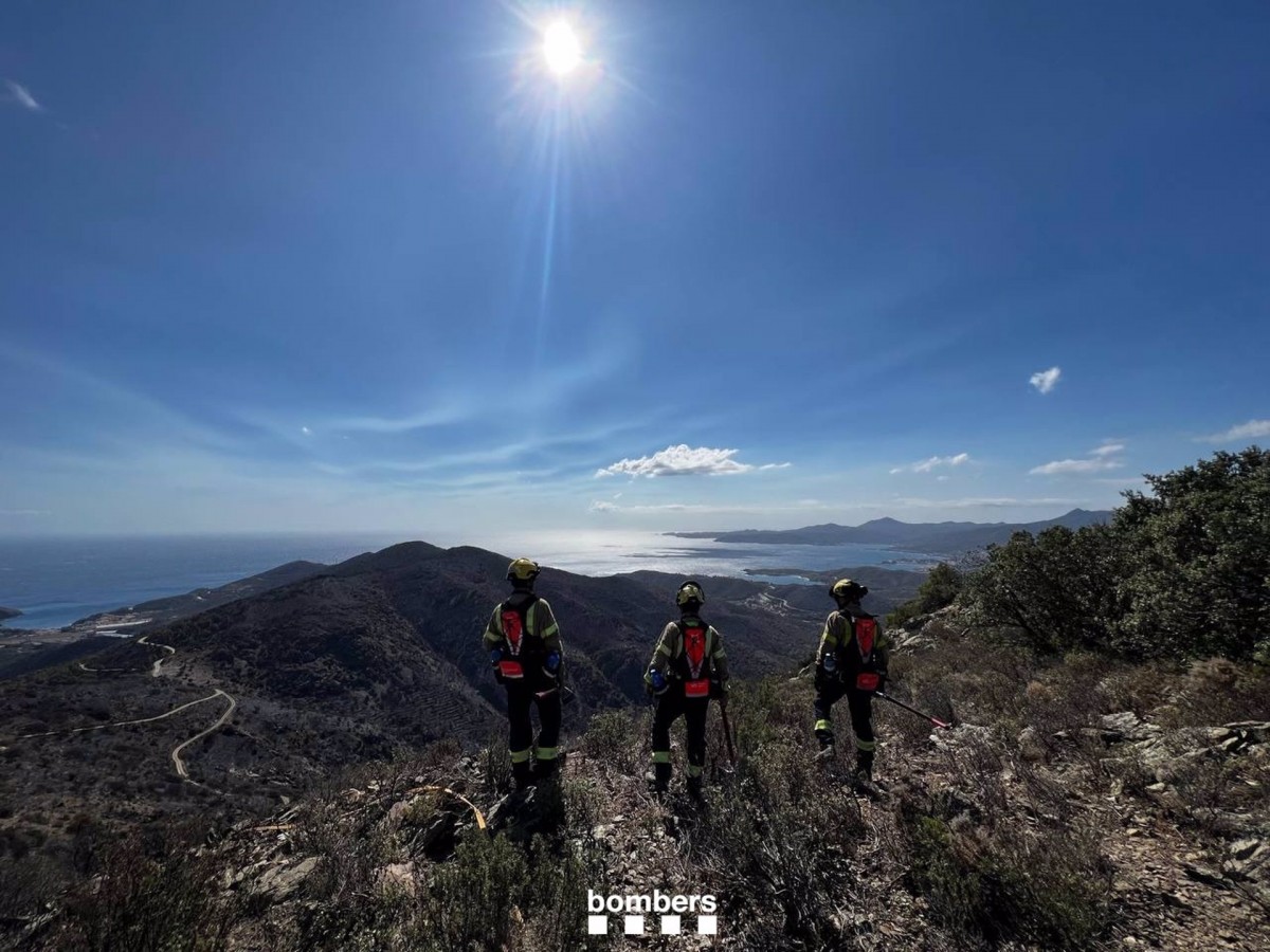 Els Bombers repassen el perímetre de l'incendi a Portbou - Bombers de la Generalitat