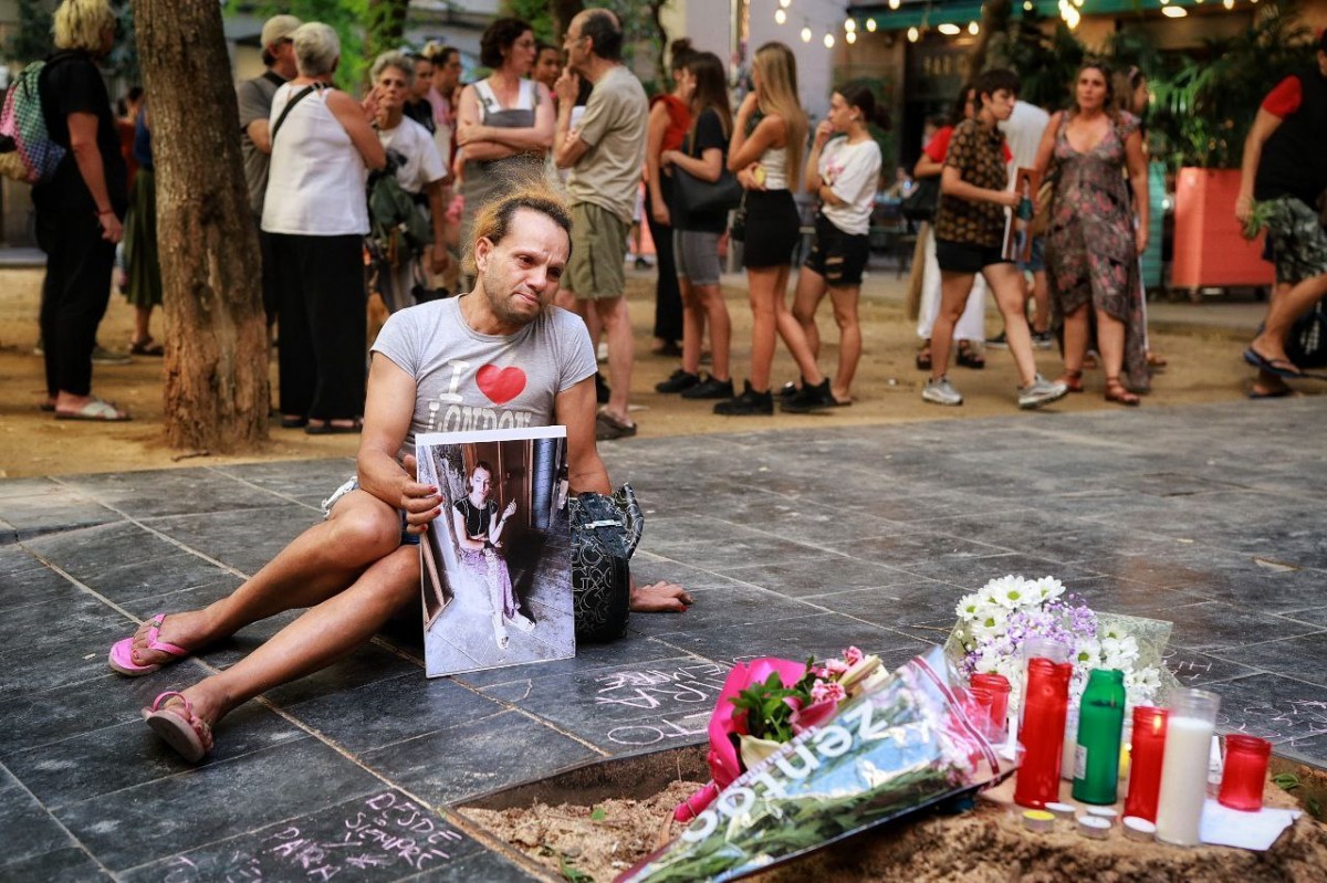 El Raval homenatja la Samira, la noia de 20 anys morta per l'impacte d'una palmera