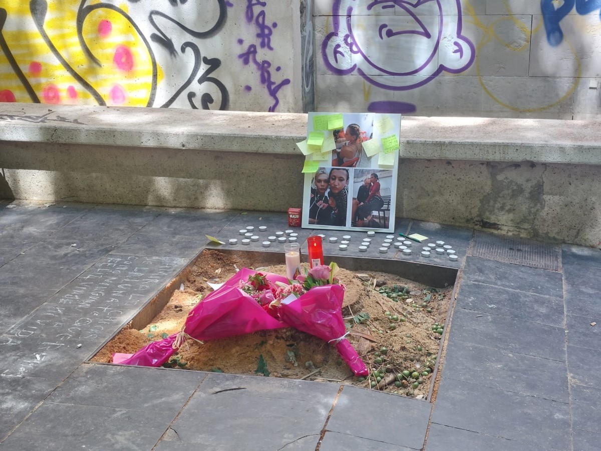 Flors i espelmes a la plaça Emili Vendrell del barri del Raval - Nació