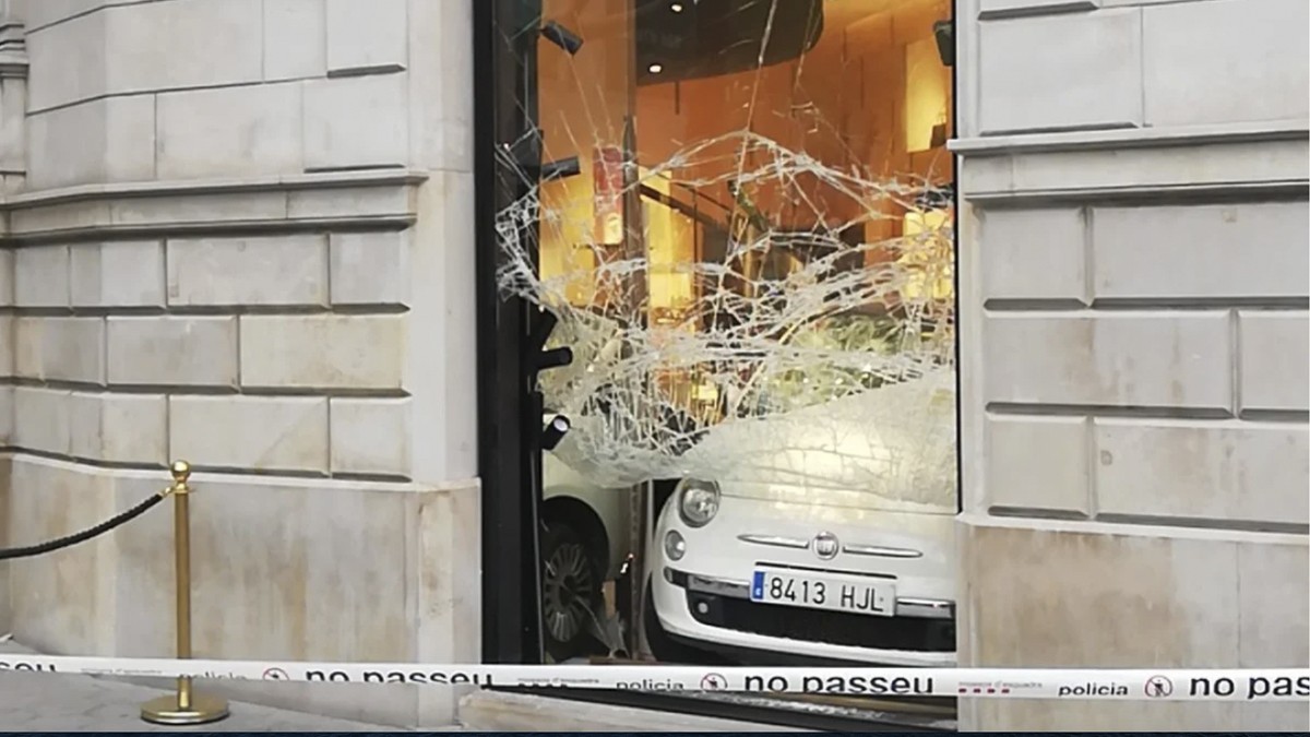 Atraquen la botiga Louis Vuitton del passeig de Gràcia encastant un cotxe a l'aparador