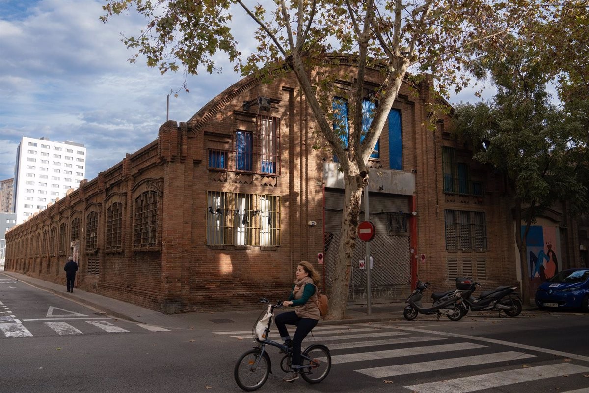 El tanatori de Sants trasllada fèretres buits per la via pública, segons Facua