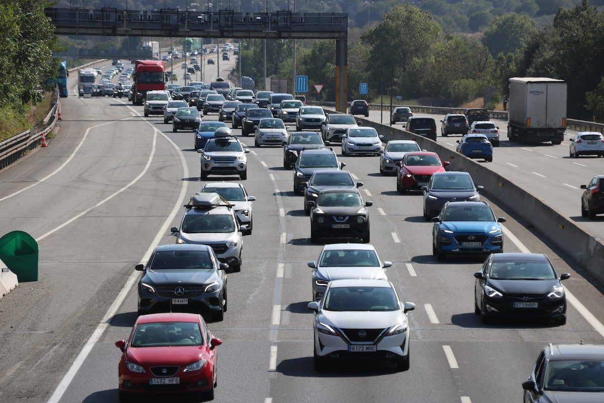 Velocitat molt reduïda a l'AP-7 i carrils addicionals per al pont del Pilar