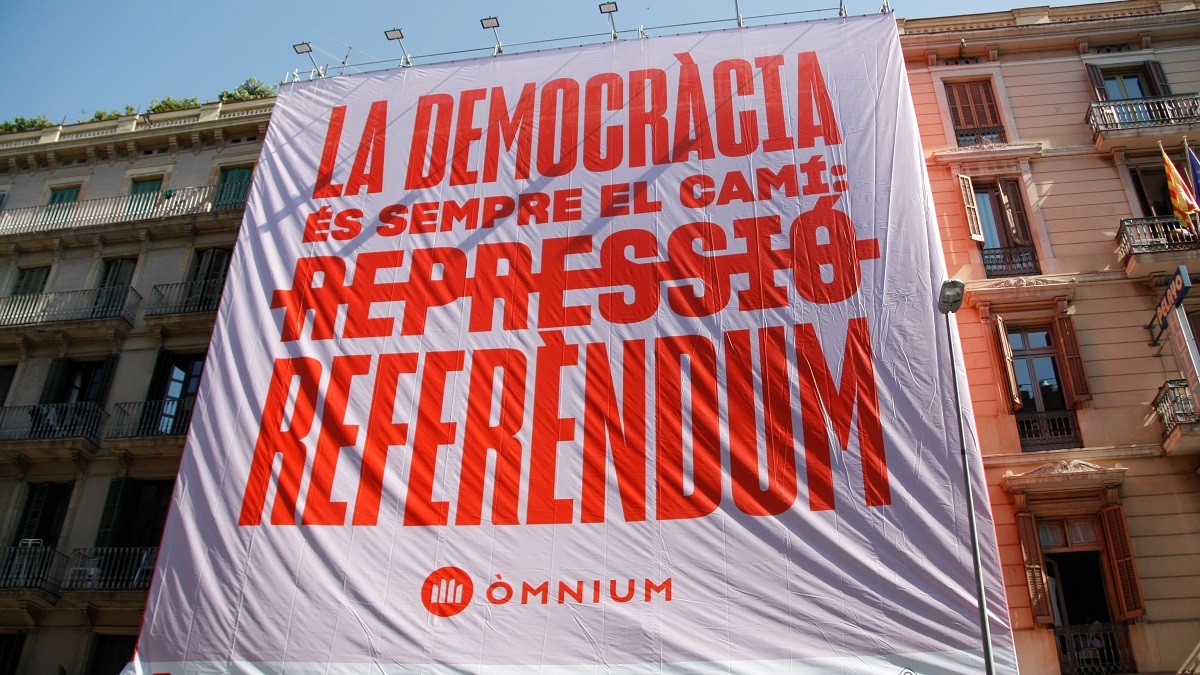 Òmnium desplega una pancarta a Barcelona que reclama un referèndum a l'Estat