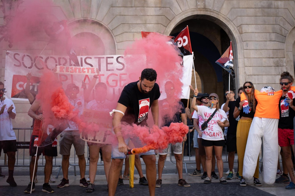 Els socorristes desaconsellen banyar-se a les platges de Barcelona en el seu primer dia de vaga indefinida