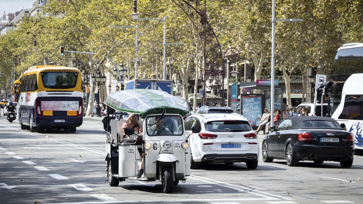 I ara, tuk-tuks a Barcelona: el nou vehicle turístic s'obre pas