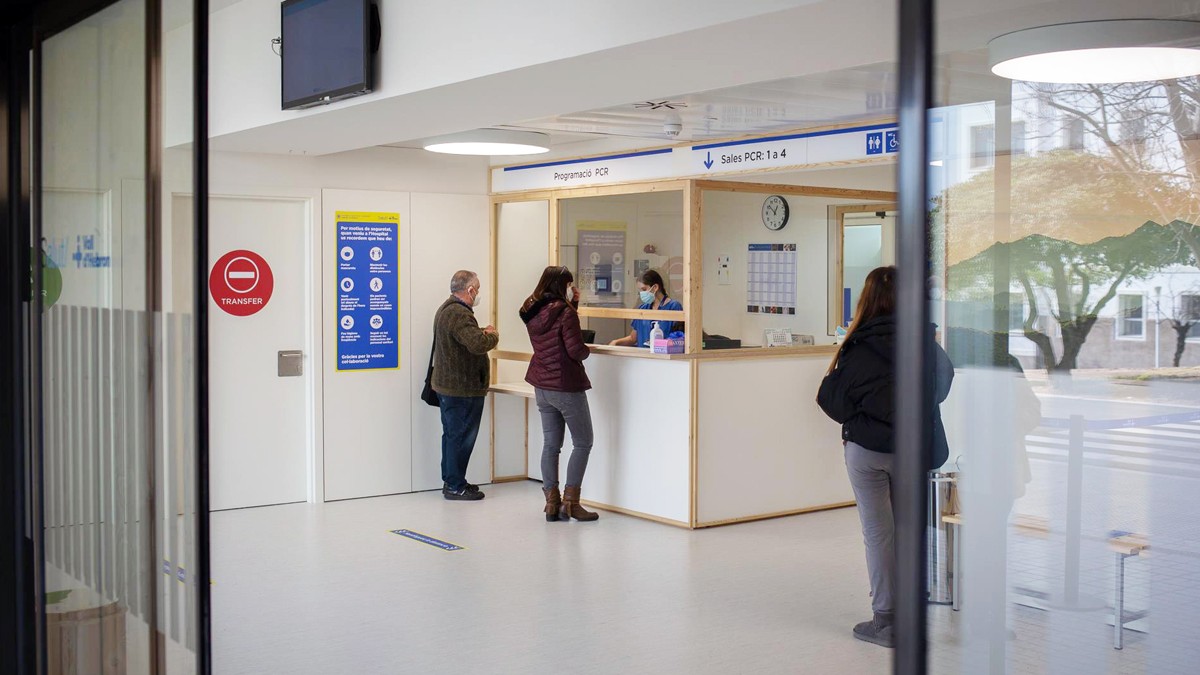 Les llistes d'espera per a operacions, proves i visites baixen més d'un 30% en dos anys