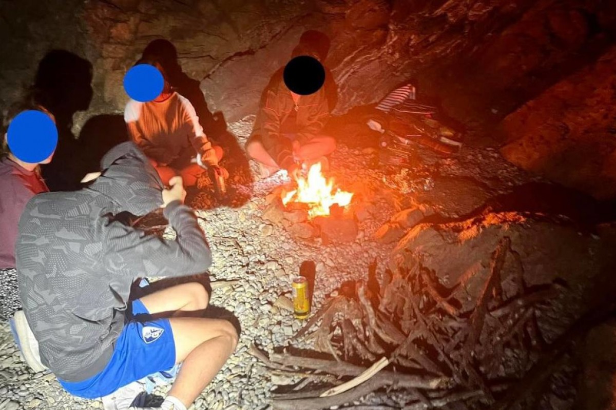 Enxampen un grup de joves fent una barbacoa en una zona prohibida del Port de la Selva