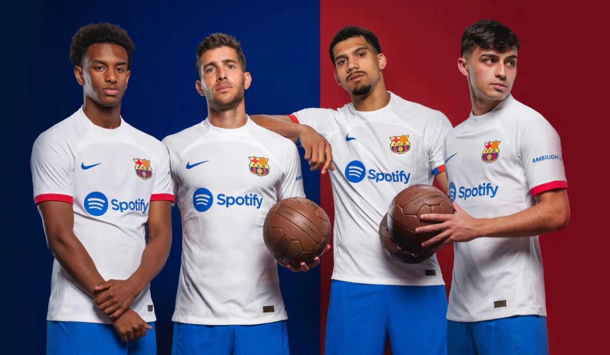 El Barça estrena una nova equipació blanca  