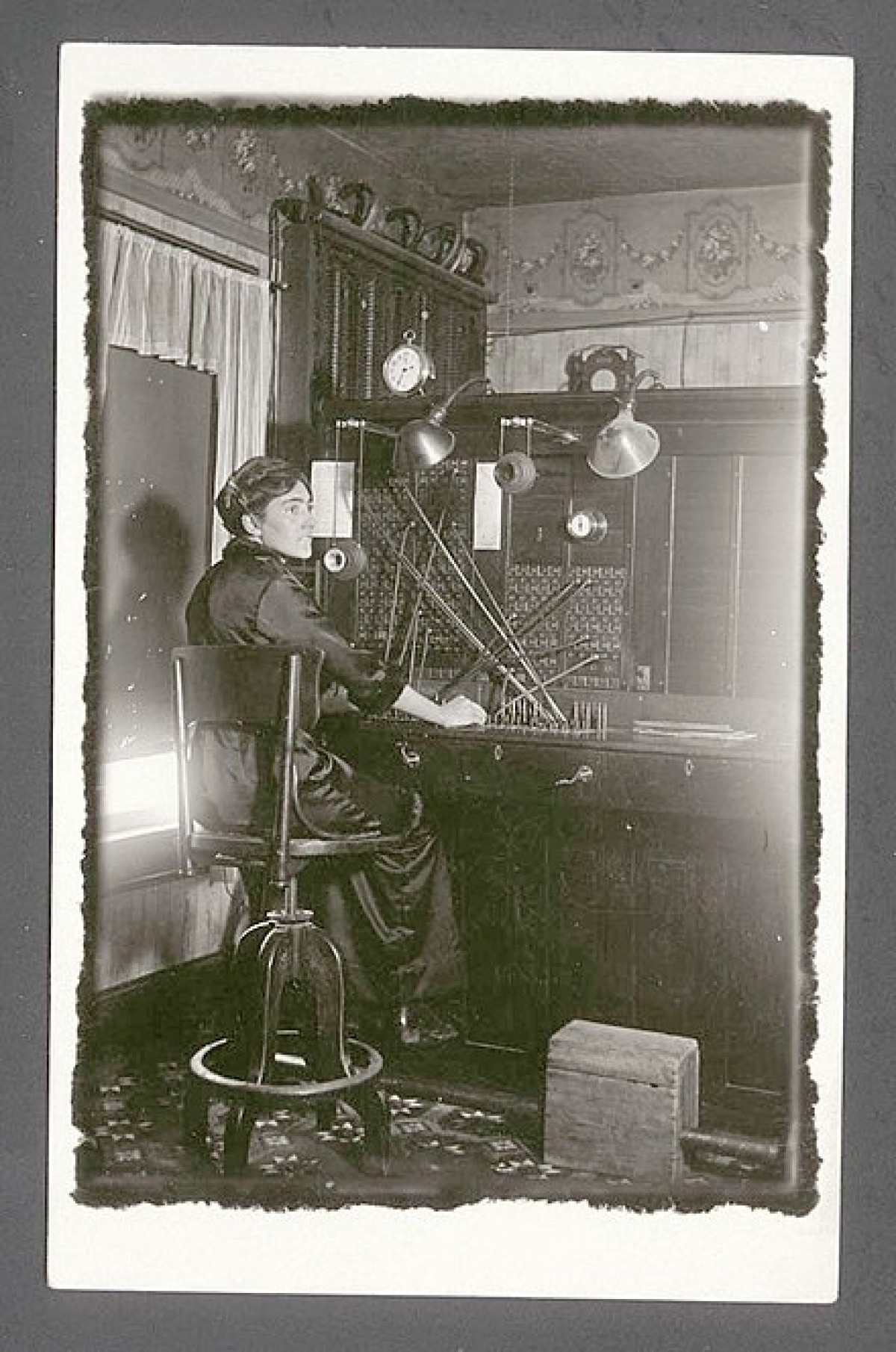 Una telefonista en una centraleta - Wikimedia Commons