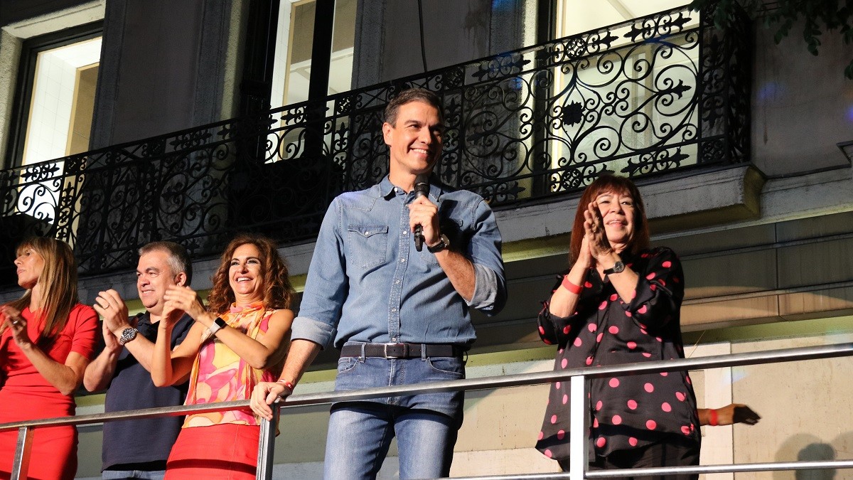 «Sánchez, mamón, truca a Puigdemont», el càntic festiu en un concert de Buhos a Salt