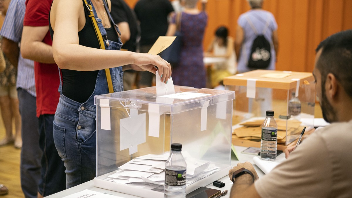 Un elector diposita el seu vot a un col·legi de Barcelona. - Hugo Fernández