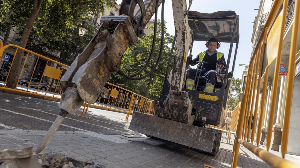 L'onada de calor no atura la feina al carrer: «Prefereixo suar a patir el sol a la pell»