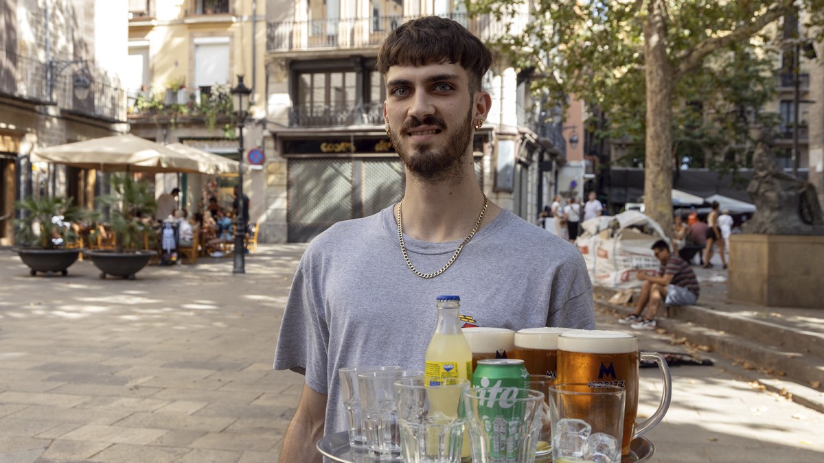 El Fran, cambrer del bar del Pi del centre de Barcelona - Hugo Fernández 