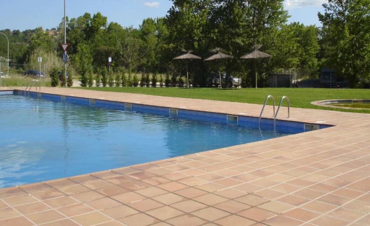 Mor una dona de 61 anys ofegada en una piscina pública a Gualba