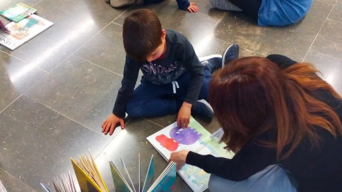 Més biblioteques escolars i aposta per la narració oral: 73 mesures del Govern per fomentar la lectura