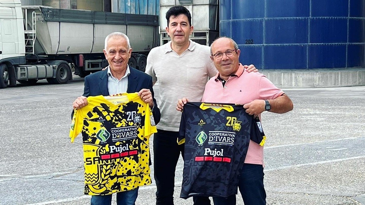 Ramon Porta, a la dreta de la imatge, en la presentació del patrocini de la Cooperativa d’Ivars d’Urgell de la nova samarreta de l’equip  - @hoquei_vilasana