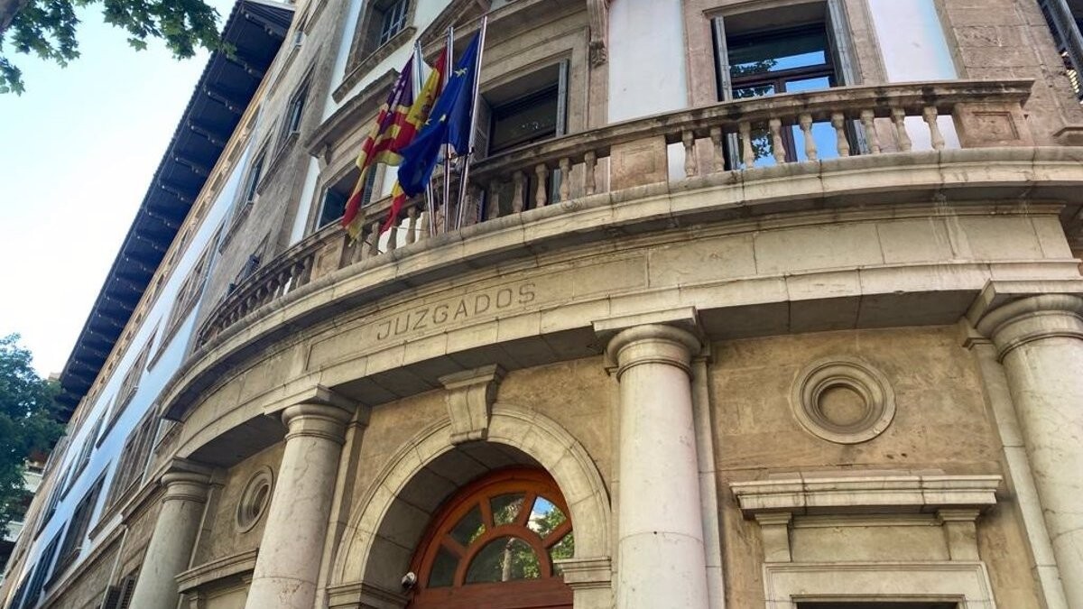 Presó provisional per cinc dels sis turistes que van violar una jove en un hotel de Palma