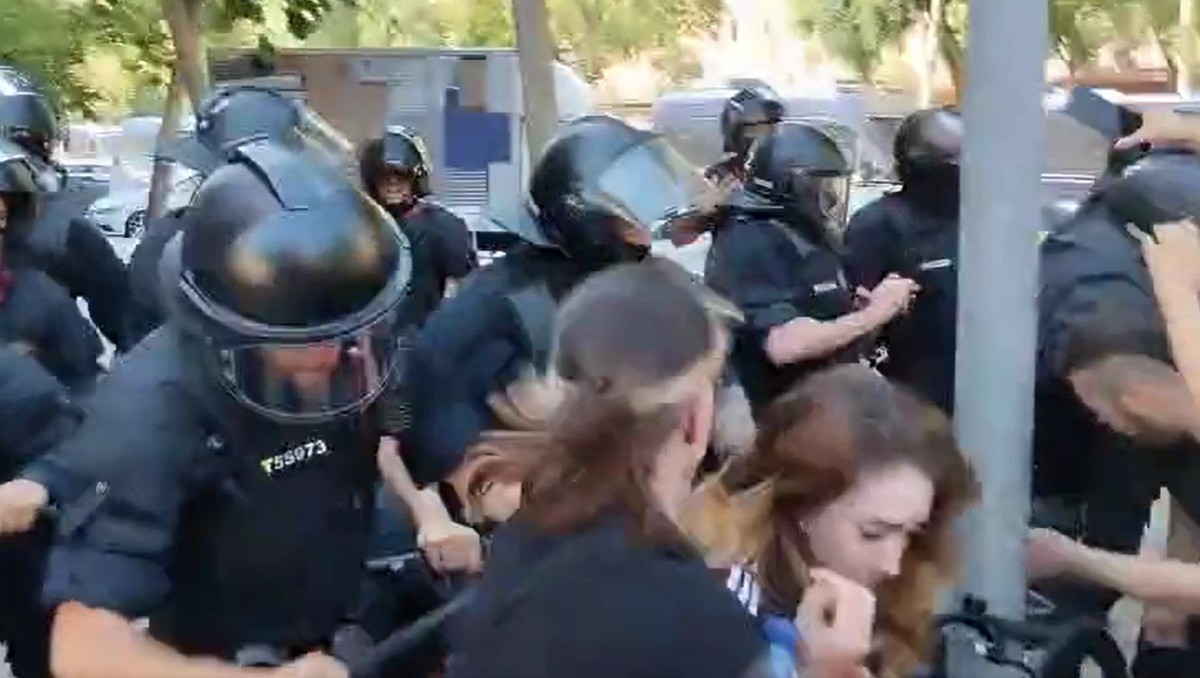 Desnonen una mare amb dos fills i els Mossos denuncien un activista per falta de respecte