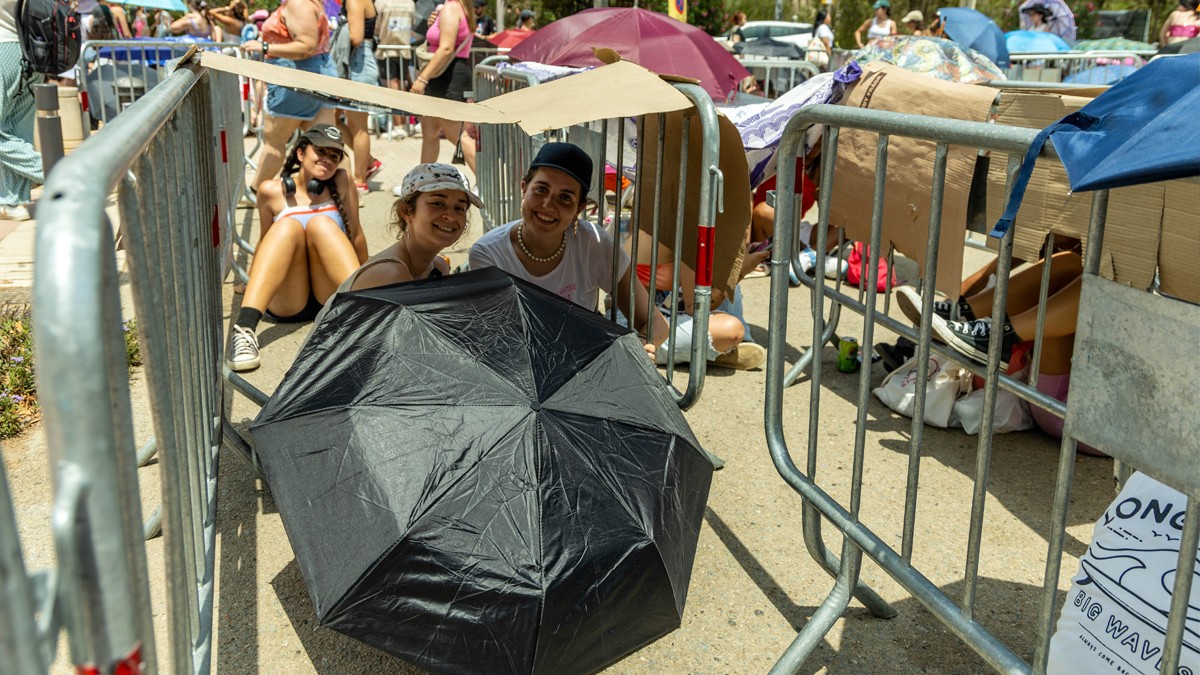 Amb la calor que fa a Barcelona els seguidors intenten tapar-se com poden - Hugo Fernández