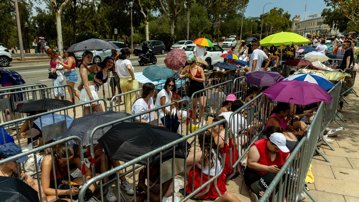 Seguidors i seguidores de Harry Styles fent cua pel concert d'aquesta nit - Hugo Fernández