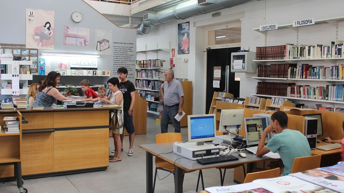 Borriana atura l'extrema dreta: les revistes en català tornaran a la biblioteca