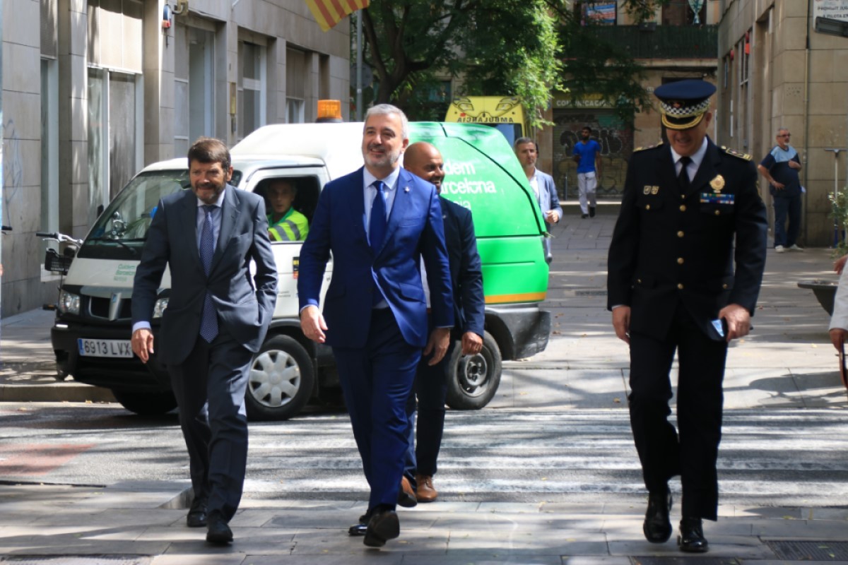 Collboni endurirà les sancions contra l'incivisme després de l'estiu