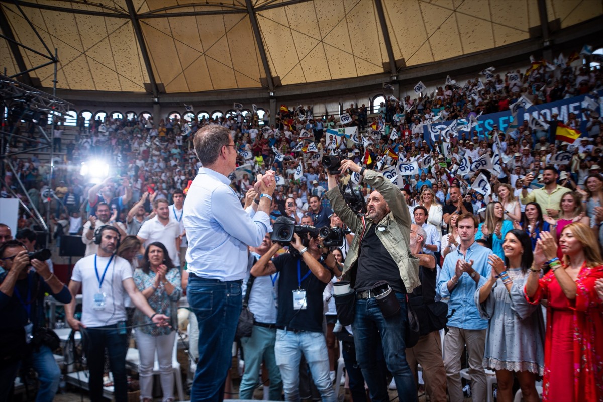 Feijóo es regala un bany de masses a Galícia abans del duel amb Sánchez: «Demano el vot per trencar els blocs»
