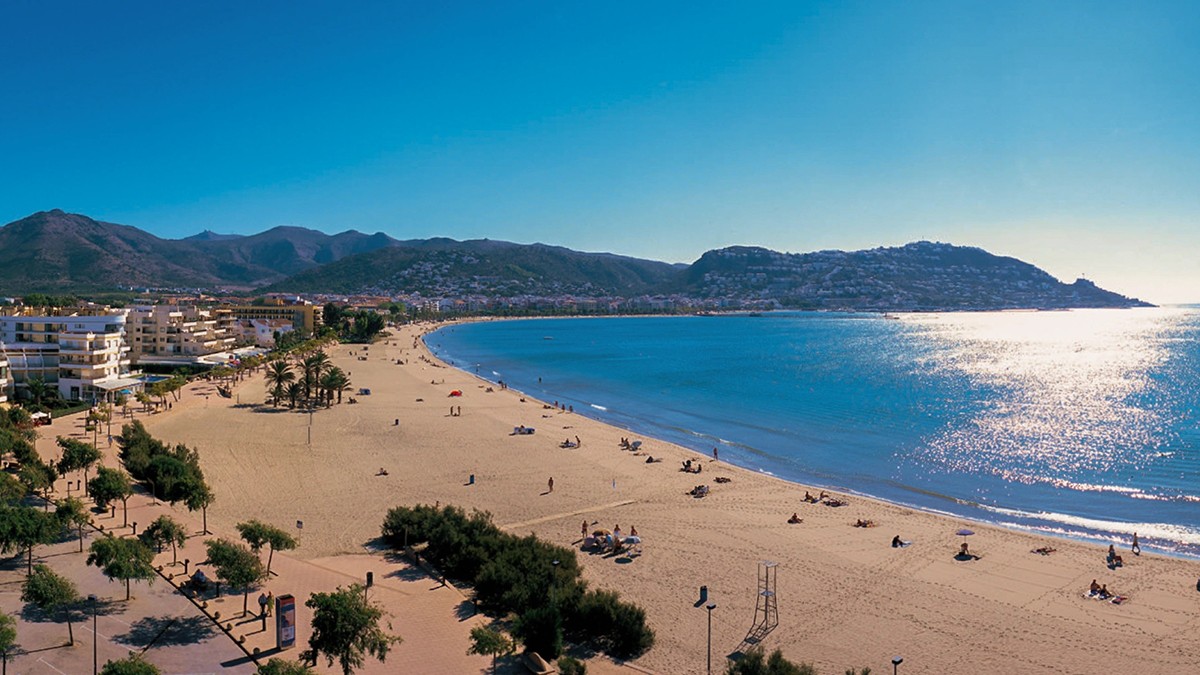 Mor ofegat un home de 55 anys a la platja del Salatar de Roses