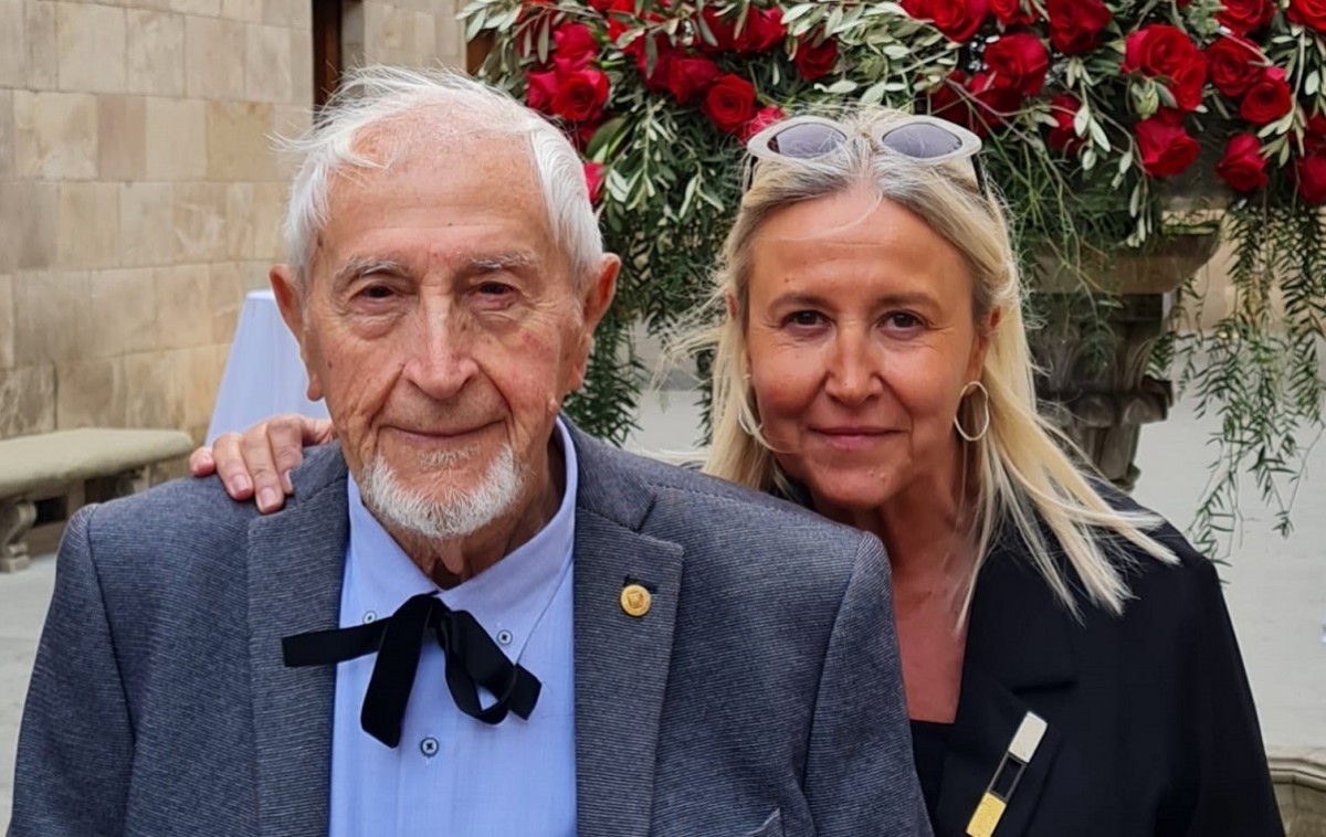 Josep Vallverdú i Carme Vidalhuguet, actual comissària de l’Any Vallverdú, al Pati dels Tarongers, el 2019, en ser-li concedida la Medalla d’Or de la Generalitat - BTF