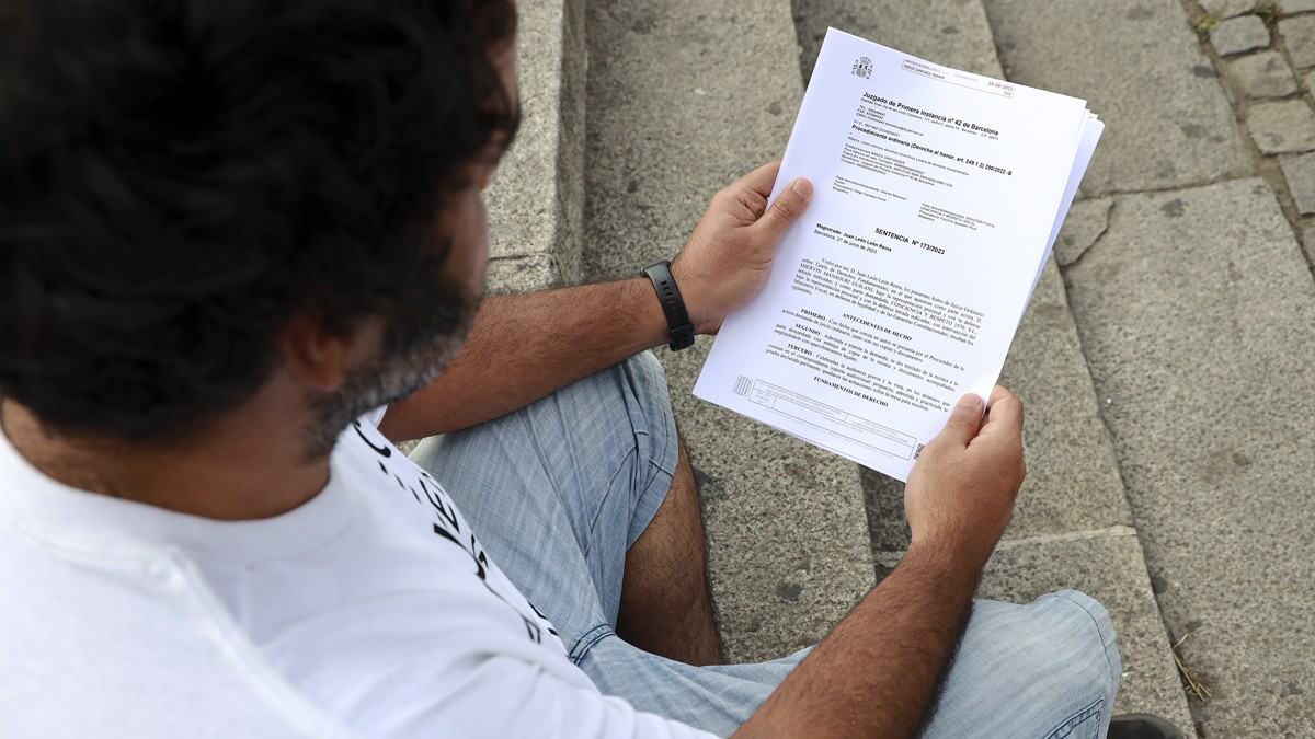 Shervin Mansouri Guilani amb la sentència que condemna a Desokupa - Hugo Fernández
