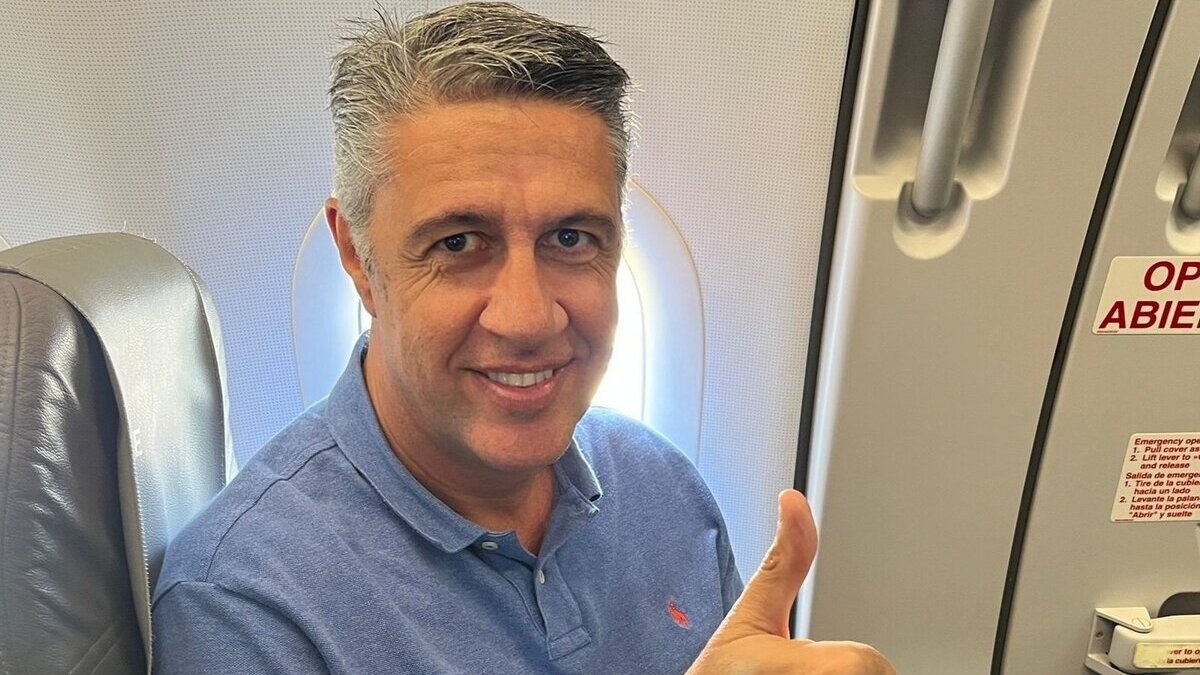 Albiol coincideix amb la direcció de Junts en un vol cap a Brussel·les: «He pensat que era en un xàrter del partit»