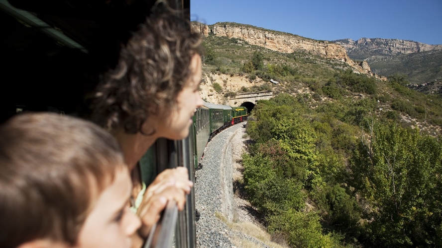 Aquest és el viatge on veuràs llacs i muntanyes sense necessitat de caminar