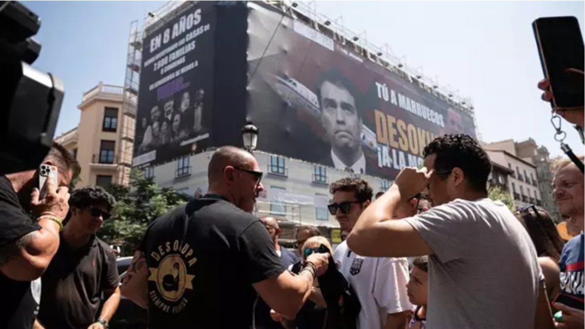 La pancarta de Desokupa al centre de Madrid - Diego Radamés / Europa Press