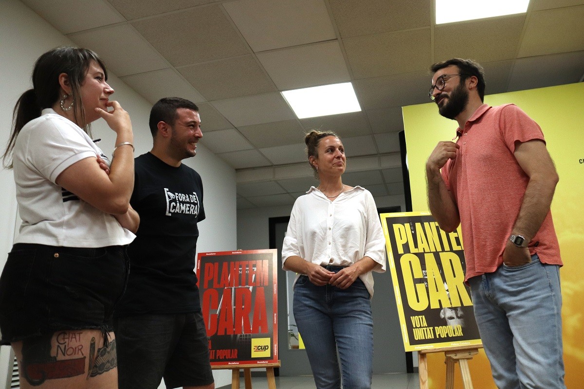 Els caps de llista de la CUP per Girona, Mireia Vehí, per Tarragona, Edgar Fernández, i els números 1 i 2 de Barcelona, Albert Botran i Laure Vega - Aina Martí / ACN