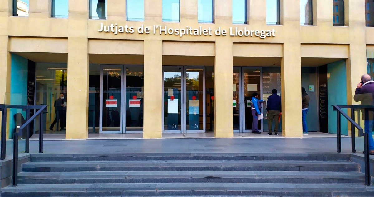 Un home mata la seva dona llançant-la per la finestra a l'Hospitalet de Llobregat