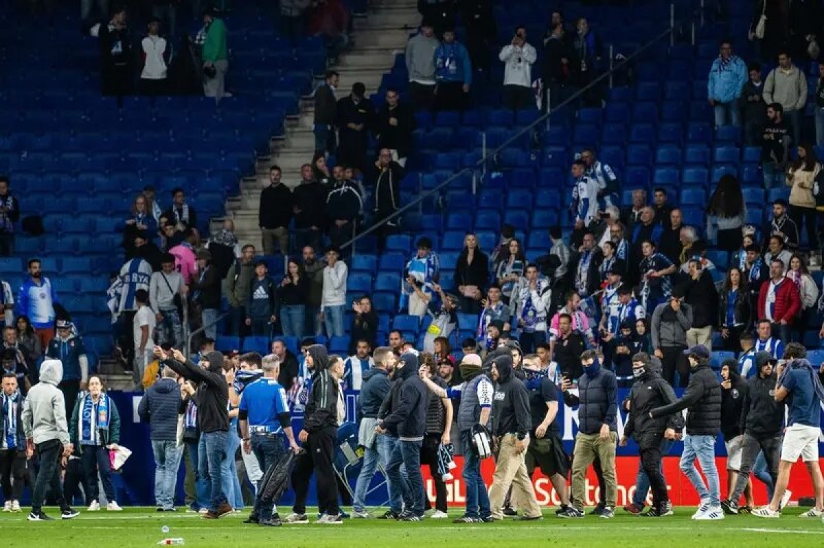 Detinguts sis aficionats de l'Espanyol per la invasió del camp contra el Barça