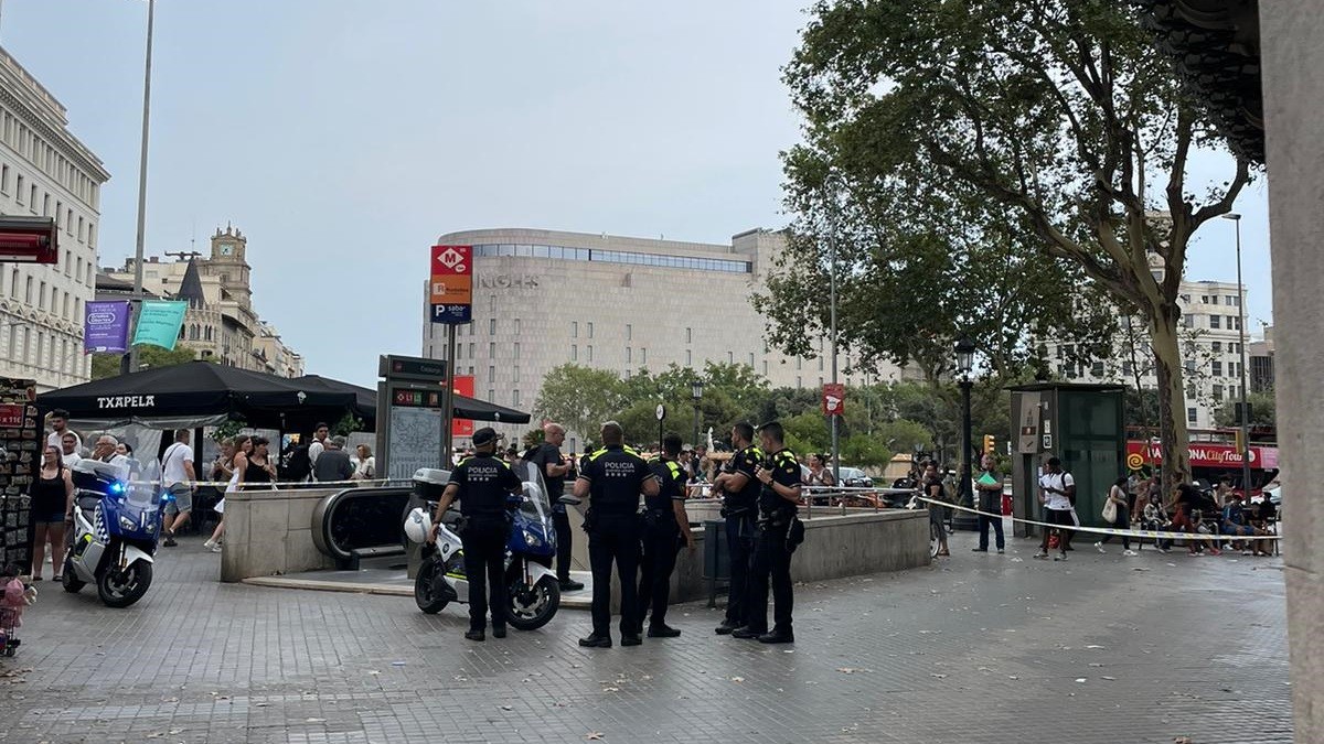 Una de les entrades a l'estació de plaça Catalunya, tancada per la policia - Nació