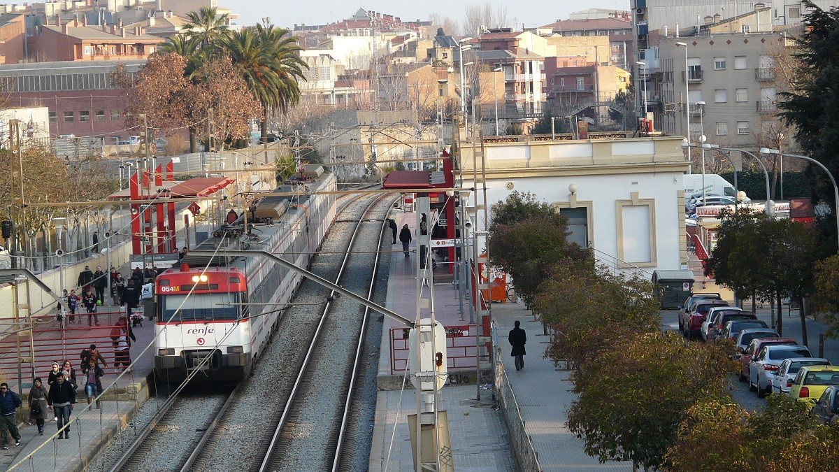 Un activista es tanca a l'estació de Sant Feliu de Llobregat i n'atura l'enderroc