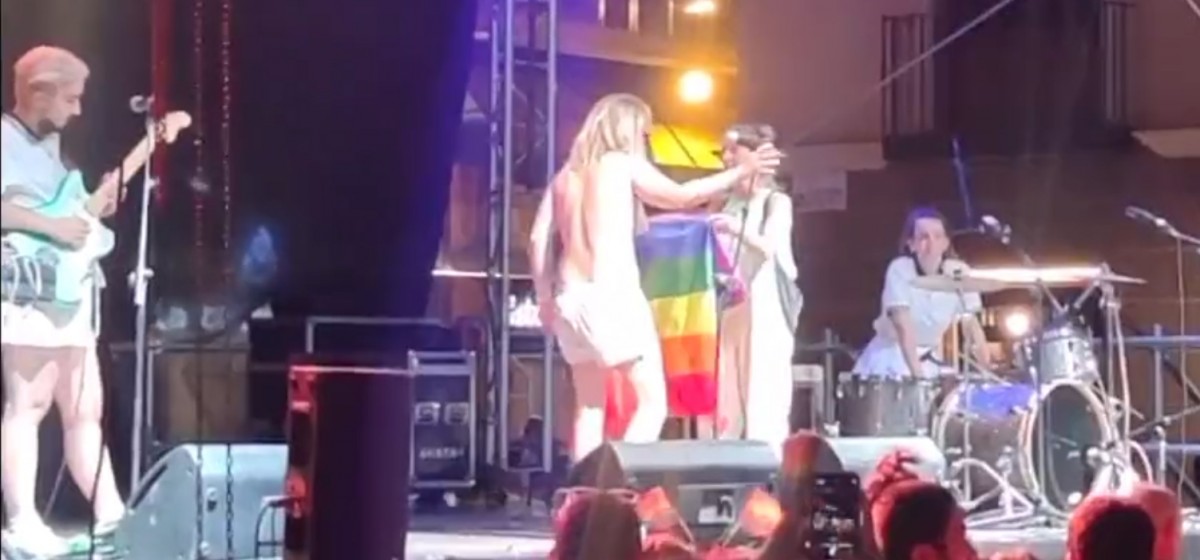 Li fan tapar els pits en ple concert a la cantant Rocío Saiz durant l'Orgull a Múrcia i la policia l'acaba denunciant