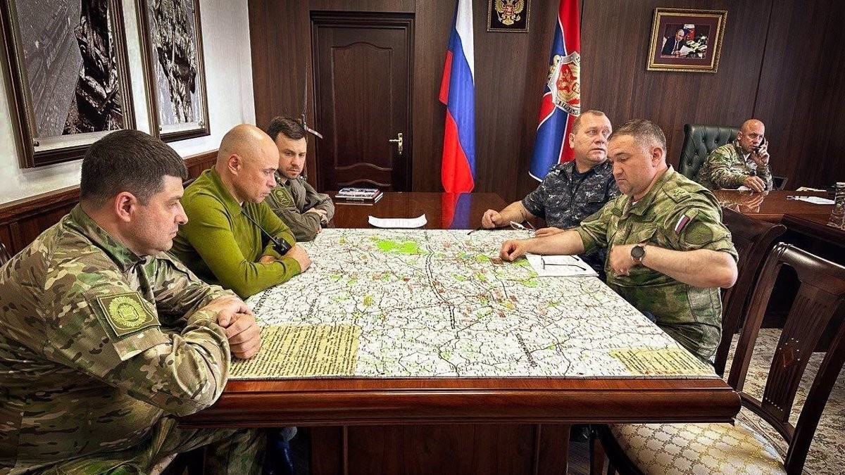 El governador de Lipetsk, Igor Artamonov, amb el gabinet de crisi - Igor Artamonov