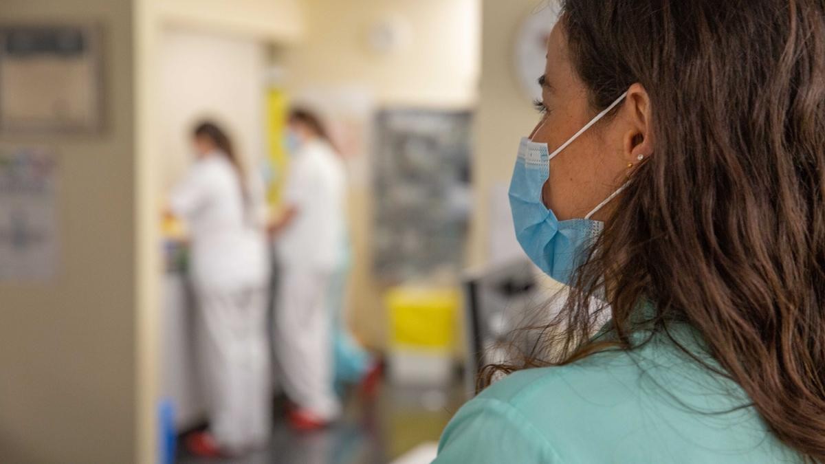 La mascareta torna a ser obligatòria als centres sanitaris de Catalunya