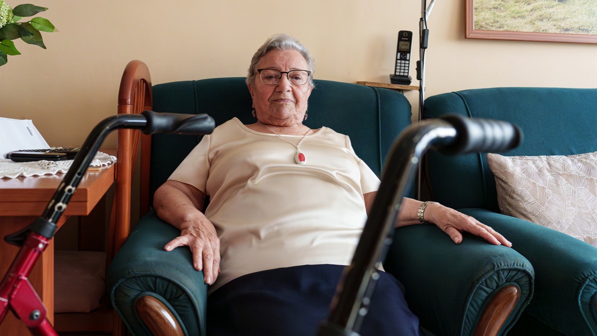 La Mercedes, a la butaca on passa una gran part dels seus dies - Ricard Novella Centellas