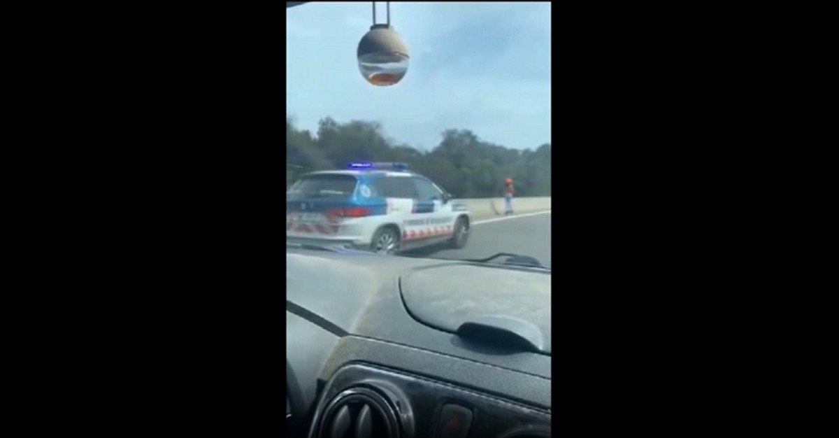 Gairebé viu una tragèdia: una dona es desorienta amb el patinet elèctric i acaba conduint per la C-31