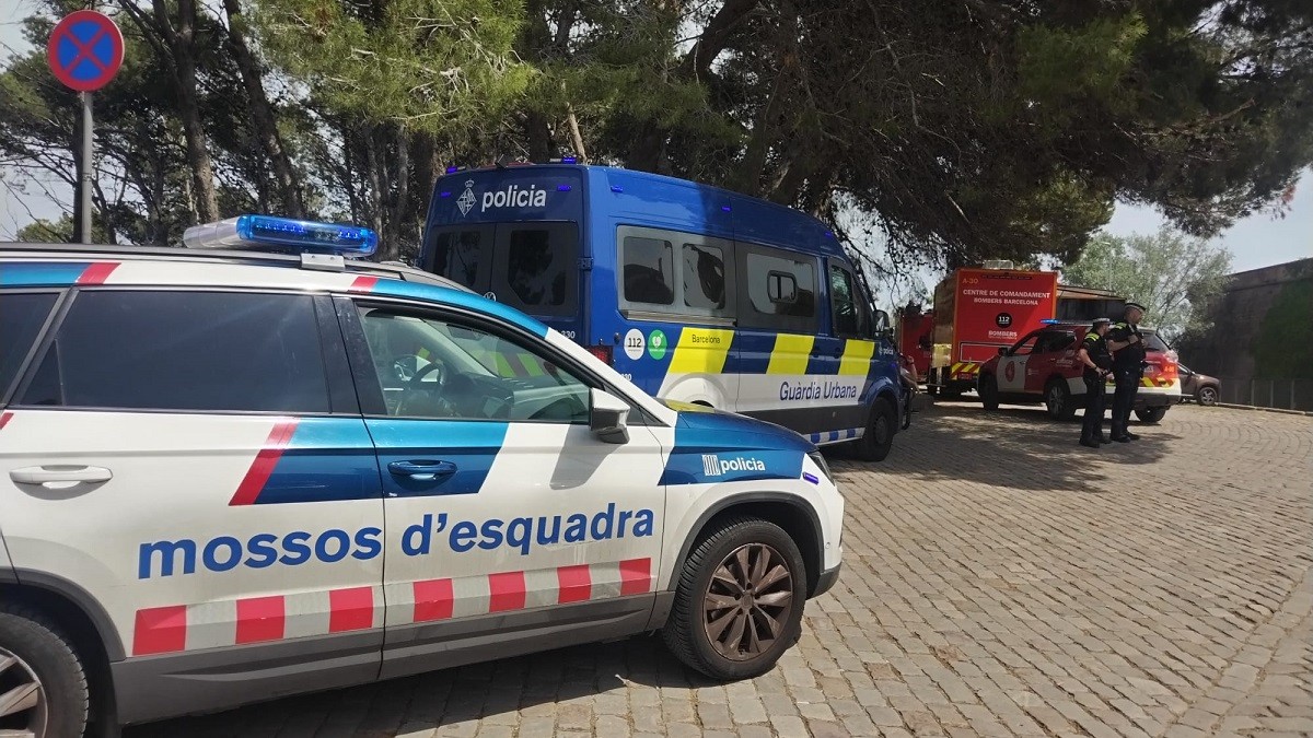 Desallotjat el castell de Montjuïc per un incendi a la falda del recinte
